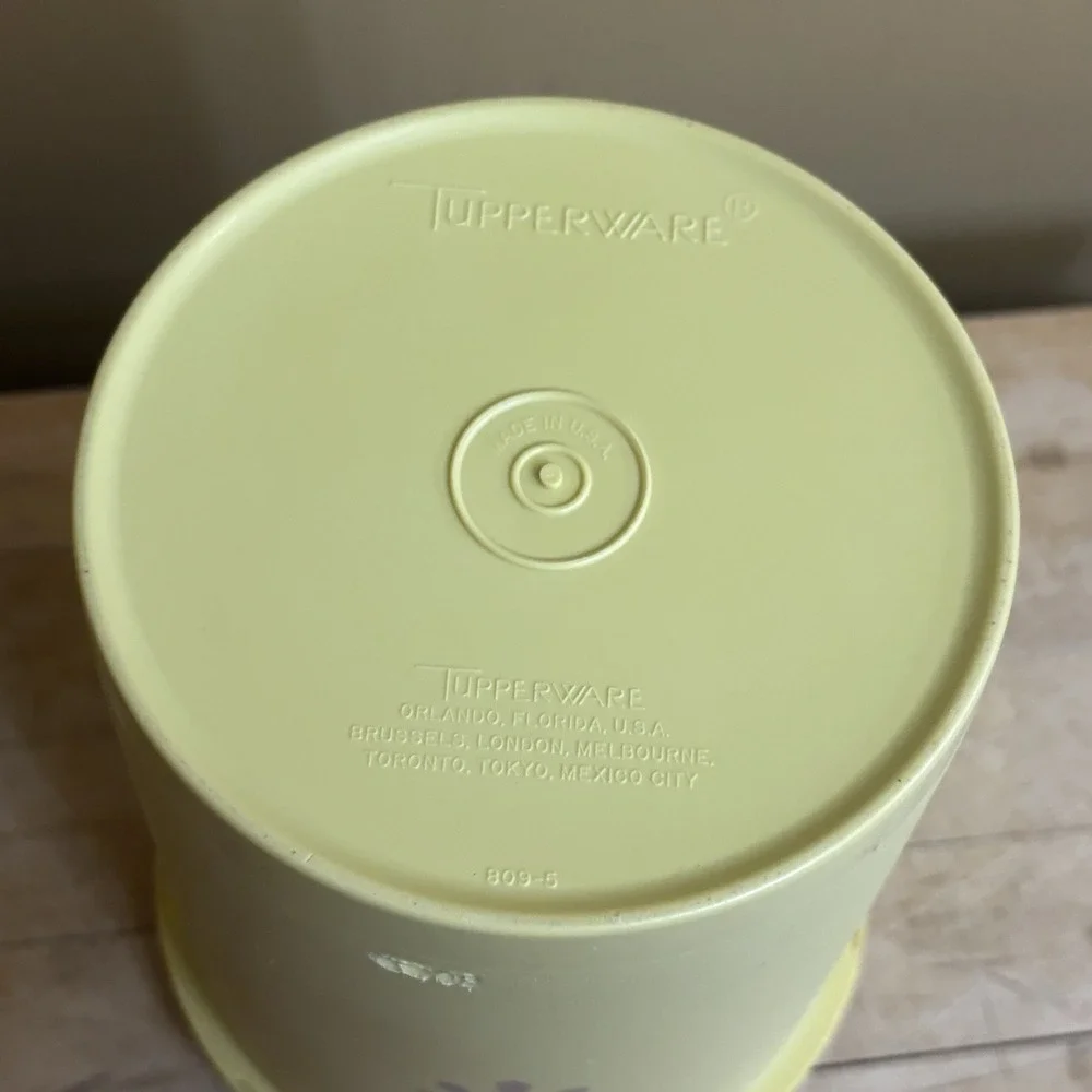 Tupperware vintage yellow